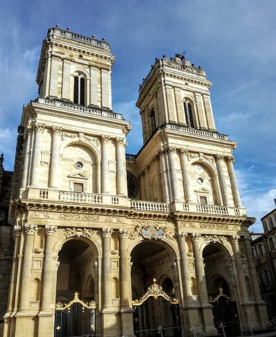 La façade principale de la cathédrale