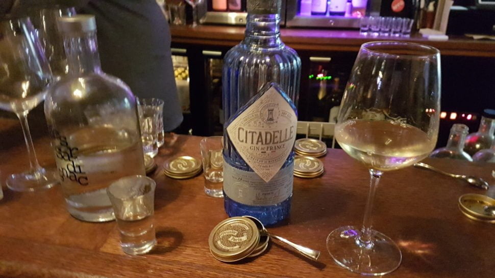 Shot de caviar Prunier, accompagné d’un gin (français) Citadelle