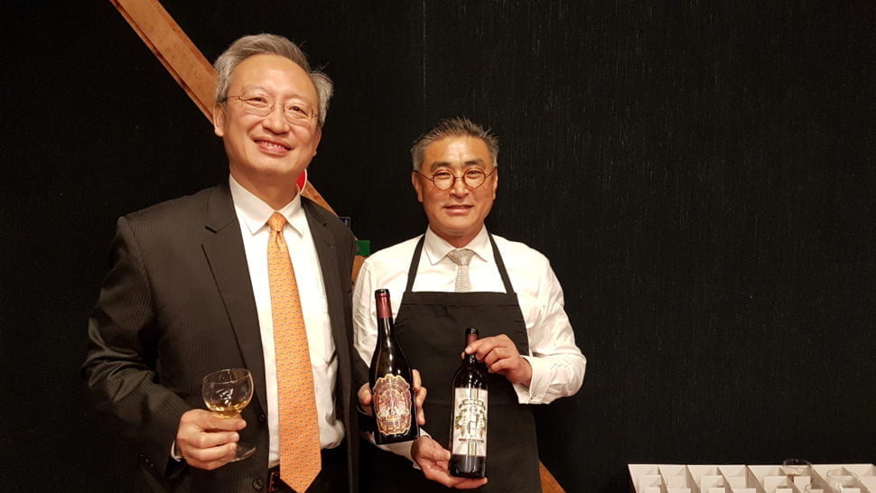 Son Excellence François Chih-Chung Wu, ambassadeur de Taïwan en France et Chien-hao Chen, oenologue, maître de chai, créateur du Vino Formosa. Photo