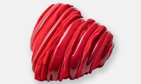 Le Valentin de Cyril Lignac s’appuie sur une mousse à la fleur d’oranger, un biscuit à la cuillère à la rose, et un confit à la framboise sur un croustillant à l’amande