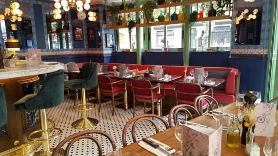 Chez Bellanger le décor coloré joue avec les codes de la Brasserie, avec une touche de modernité