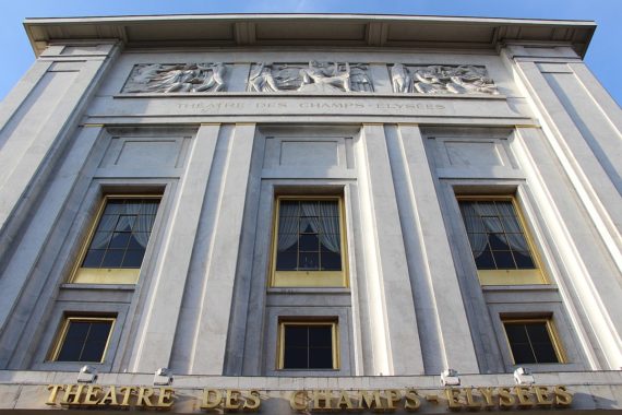 Façade du Théâtre des Champs-Elysées construite par Auguste Perret avec les bas reliefs de Bourdelle