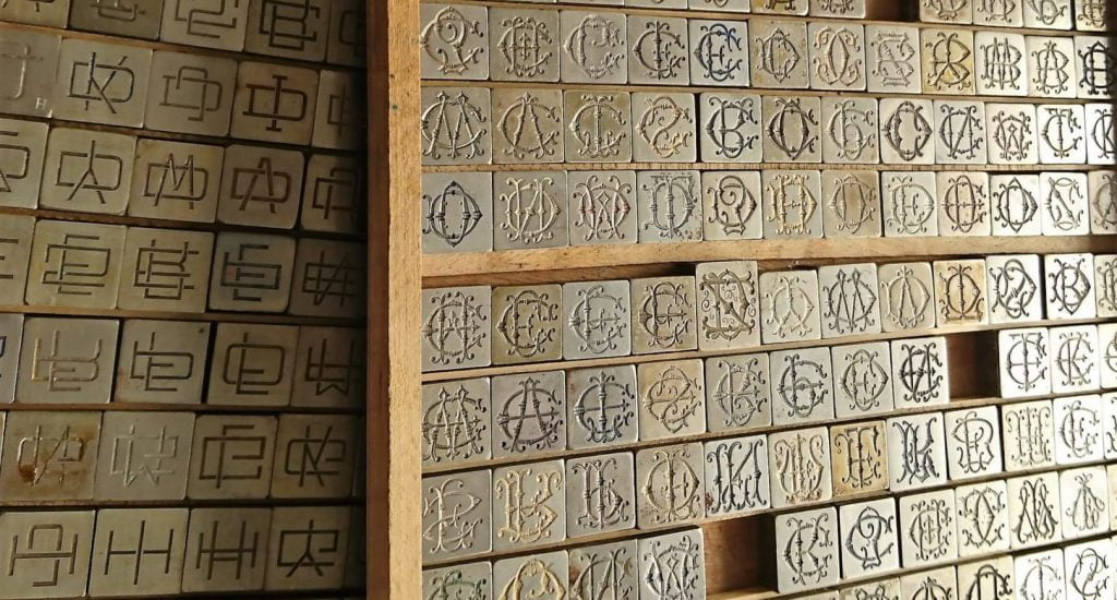 L’imprimerie Lejeusne dispose de milliers de figures en plomb comme ces alphabets pour enchanter vos papiers