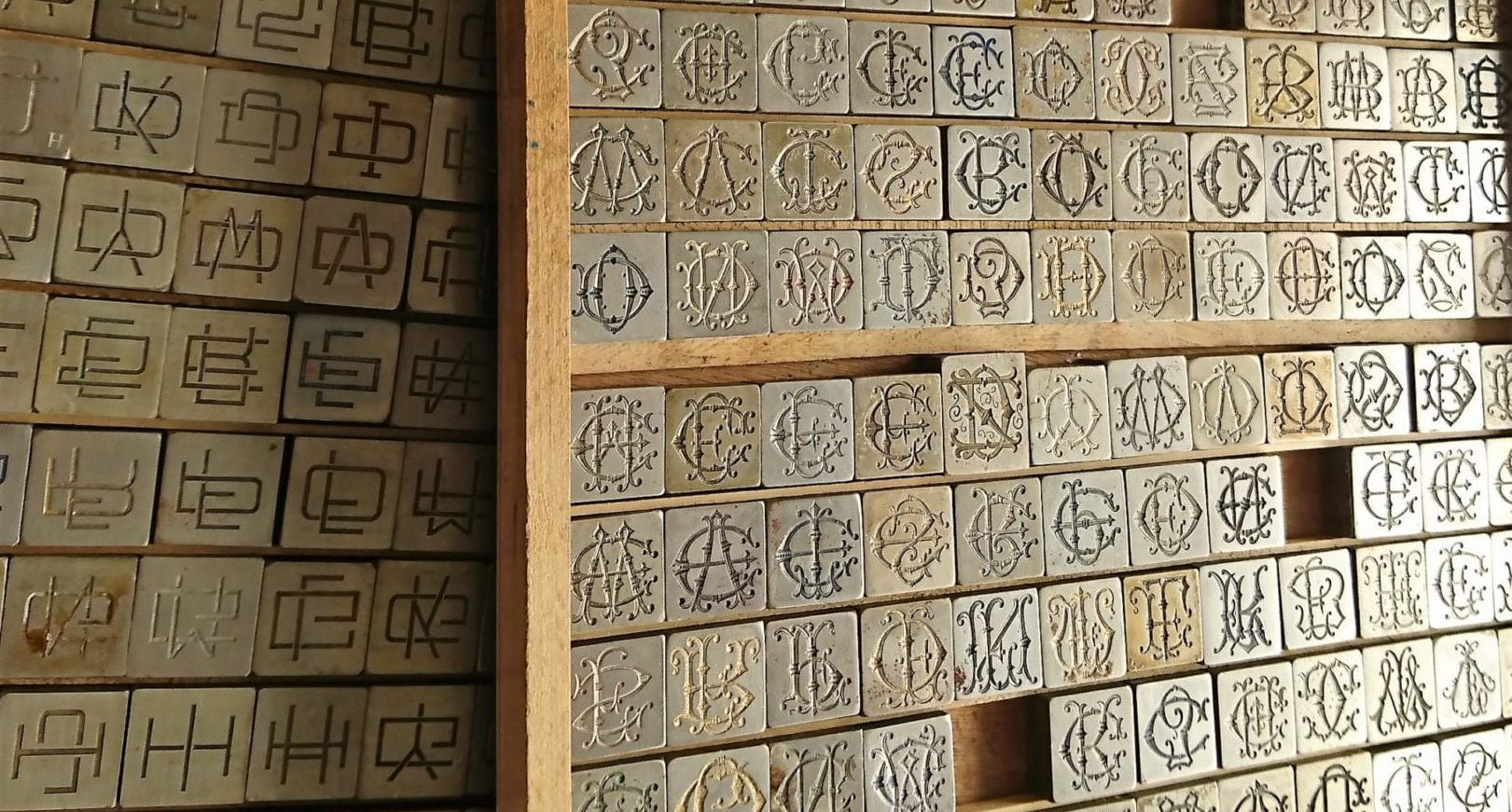 L’imprimerie Lejeusne dispose de milliers de figures en plomb comme ces alphabets pour enchanter vos papiers