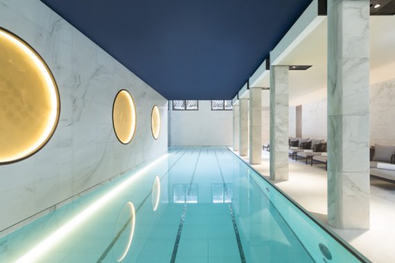 Le Spa Akasha avec sa piscine de 17 mètres en sous sol offre un espace de tranquillité au coeur du paquebot Lutetia