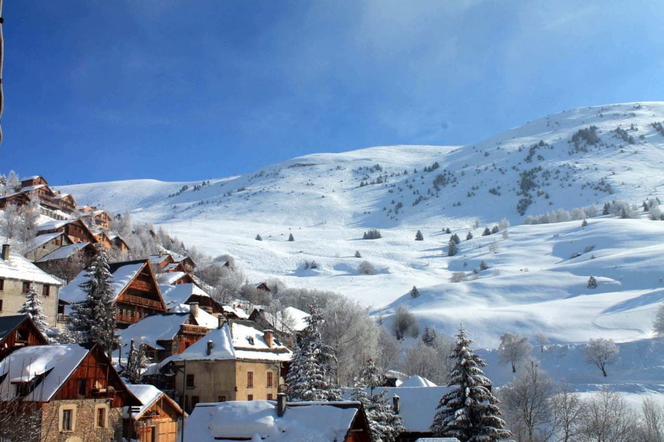Station familiale, cocon… mais pour les grands sportifs le télésiège du Villarais donne accès au vaste domaine skiable de l’Alpe d’Huez.