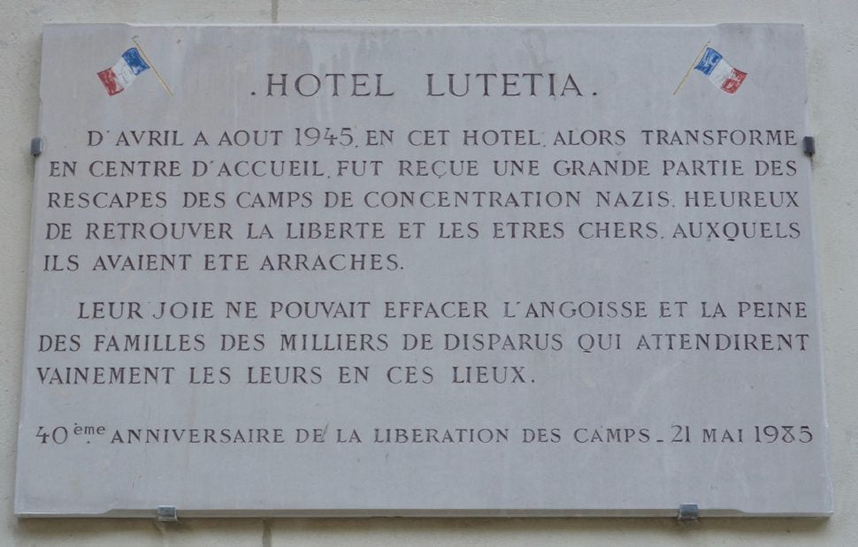 Une plaque témoigne du rôle joué par l’hôtel pour faciliter le retour des déportés dans leurs familles