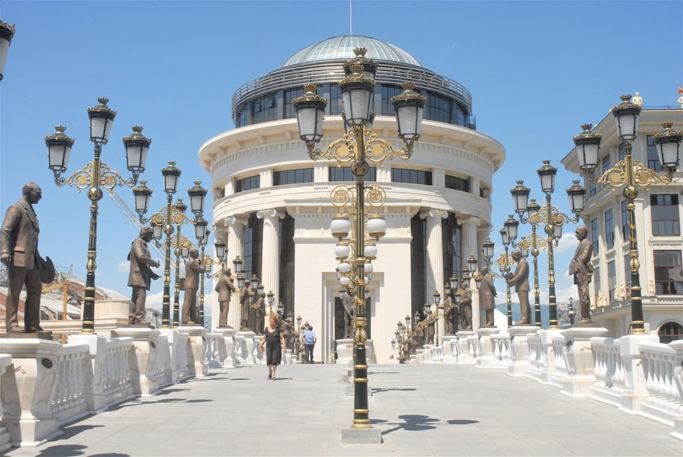 Le Pont de l’Art et le bâtiment de la police financière de Skopje. 