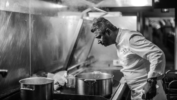 Sylvestre Wahid dans la cuisine de son Restaurant a retenu le perfectionnisme de ses mentors. 