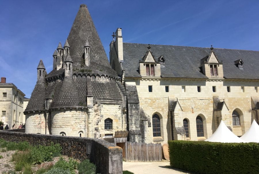 L’Académie du chenin a organisé le Mondial du chenin à l’Abbaye de Fontevraud. A gauche sa fameuse cuisine aux multiples cheminées.