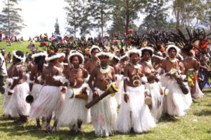 Les danses traditionnelles ici chez les Papous amplifient le pouvoir de séduction des individus mais largement encadré par les règles collectives