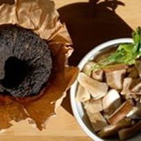 Sommellerie du thé : pour un accord thé-met de saison, thé noir Pu Erh Shu et champignons.