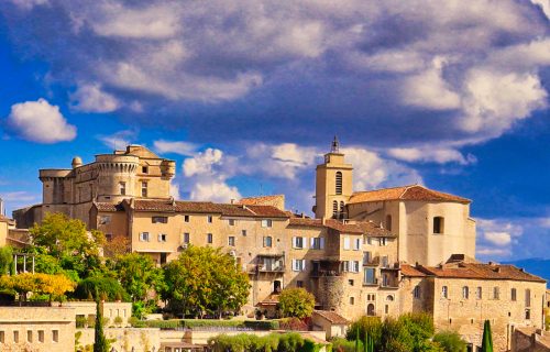 Gordes : Toucher le grain des pierres dorées (Provence)